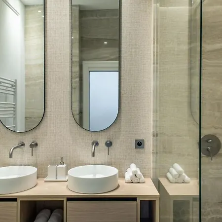 106 Antibes - Luxurious 4-bedroom Rue D'antibes Apartmán