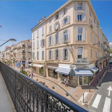 106 Antibes - Luxurious 4-bedroom Rue D'antibes Apartmán